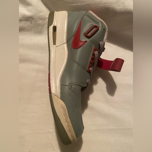 Nike gray and red Velcro strap - Picture 6 of 7